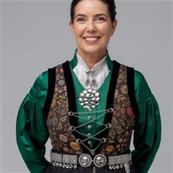 Sogn svart med grønn skjorte